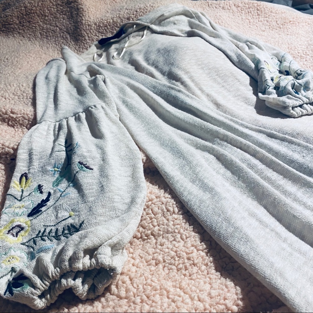 Cream puffy sleeve sweater wrap w/ floral detail